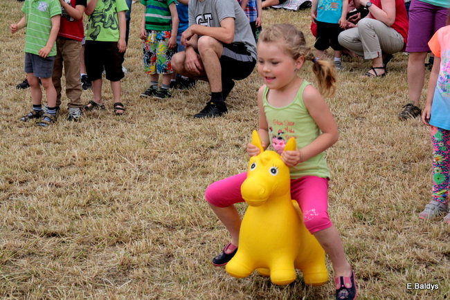 Bawili się w klasztornym ogrodzie (zdjęcia)