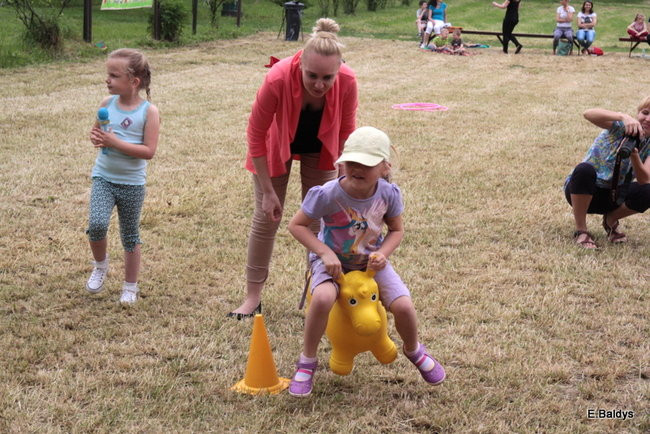 Bawili się w klasztornym ogrodzie (zdjęcia)