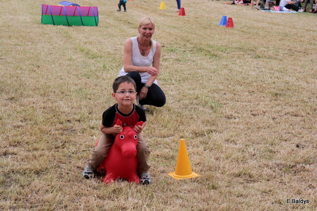 Bawili się w klasztornym ogrodzie (zdjęcia)