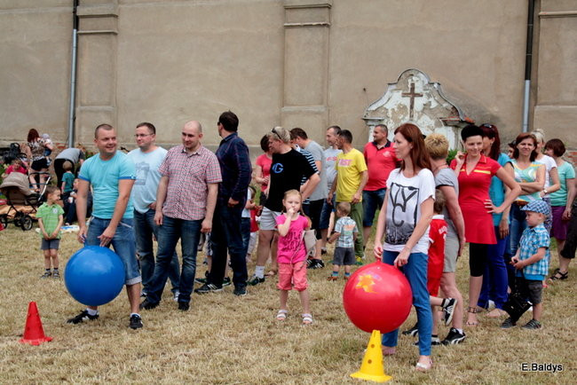 Bawili się w klasztornym ogrodzie (zdjęcia)