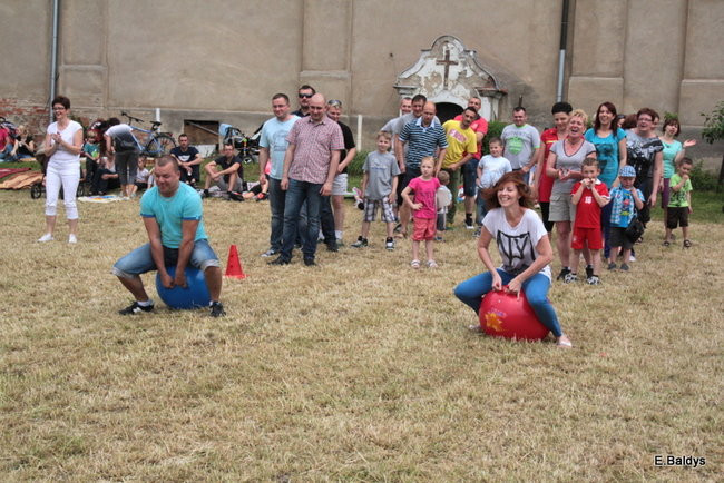 Bawili się w klasztornym ogrodzie (zdjęcia)