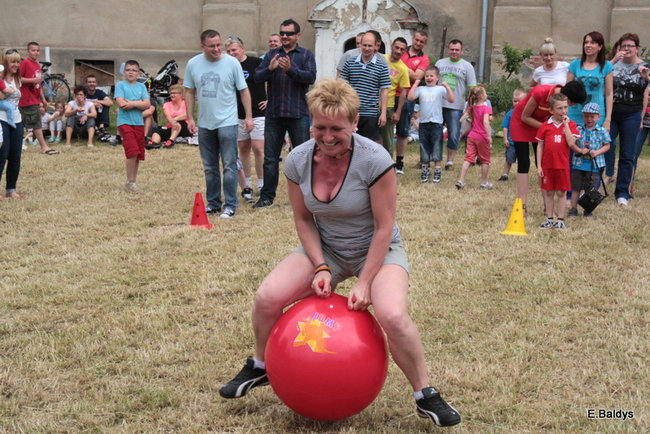 Bawili się w klasztornym ogrodzie (zdjęcia)