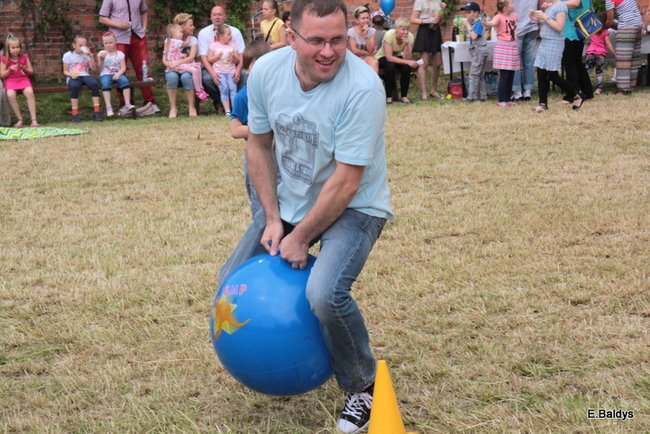 Bawili się w klasztornym ogrodzie (zdjęcia)