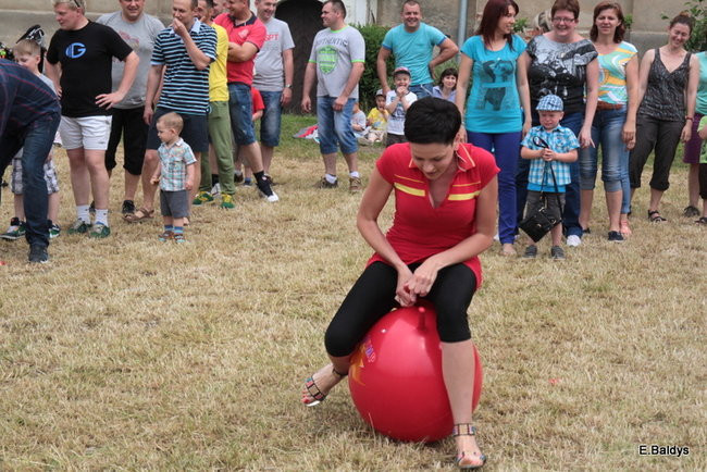 Bawili się w klasztornym ogrodzie (zdjęcia)