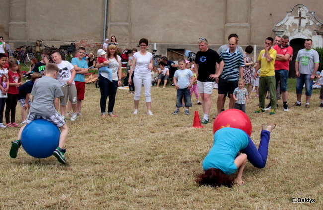 Bawili się w klasztornym ogrodzie (zdjęcia)
