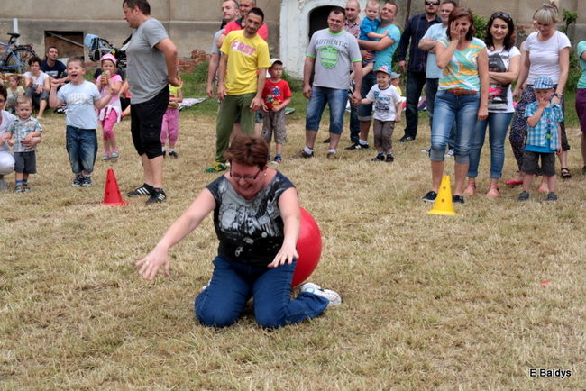 Bawili się w klasztornym ogrodzie (zdjęcia)