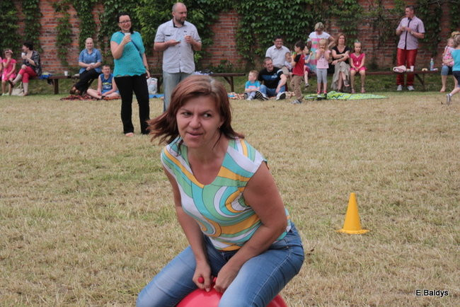 Bawili się w klasztornym ogrodzie (zdjęcia)