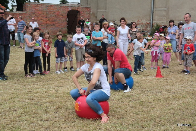 Bawili się w klasztornym ogrodzie (zdjęcia)