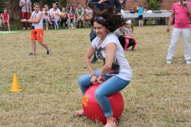 Bawili się w klasztornym ogrodzie (zdjęcia)