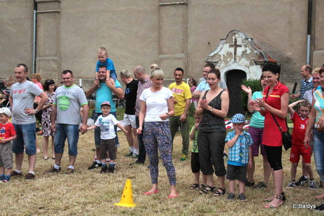 Bawili się w klasztornym ogrodzie (zdjęcia)