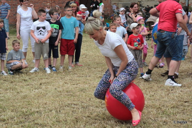 Bawili się w klasztornym ogrodzie (zdjęcia)