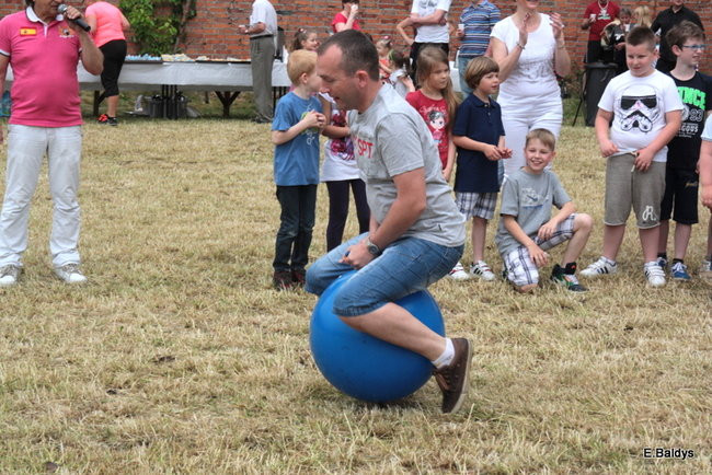 Bawili się w klasztornym ogrodzie (zdjęcia)