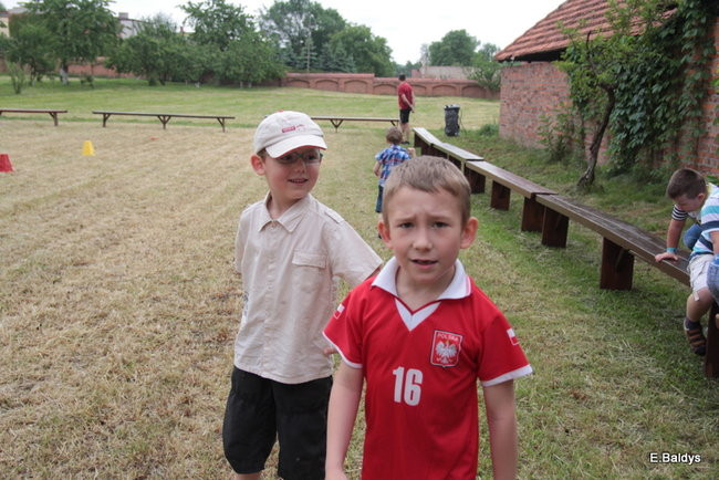 Bawili się w klasztornym ogrodzie (zdjęcia)