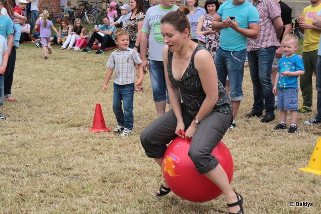 Bawili się w klasztornym ogrodzie (zdjęcia)