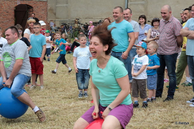Bawili się w klasztornym ogrodzie (zdjęcia)