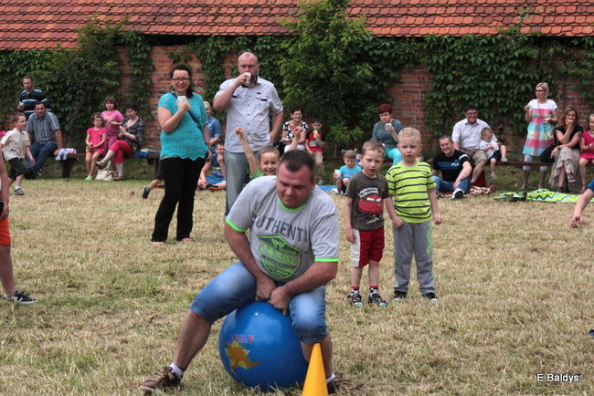 Bawili się w klasztornym ogrodzie (zdjęcia)
