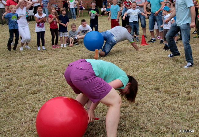Bawili się w klasztornym ogrodzie (zdjęcia)