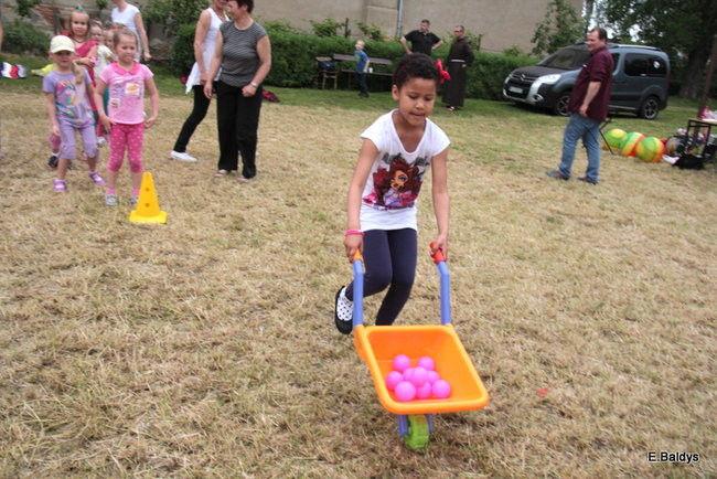 Bawili się w klasztornym ogrodzie (zdjęcia)