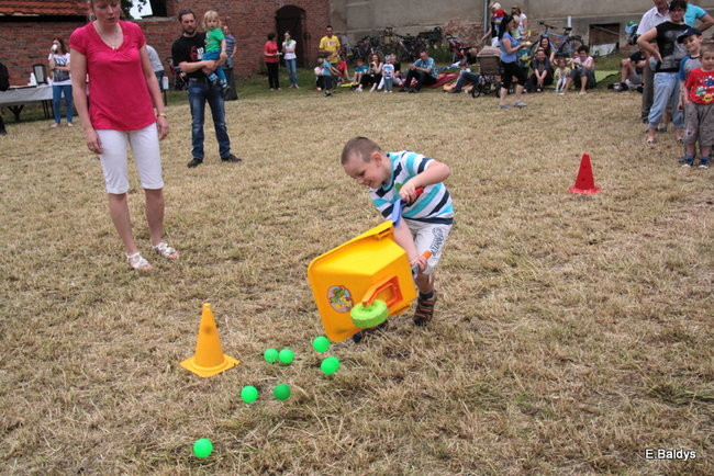 Bawili się w klasztornym ogrodzie (zdjęcia)