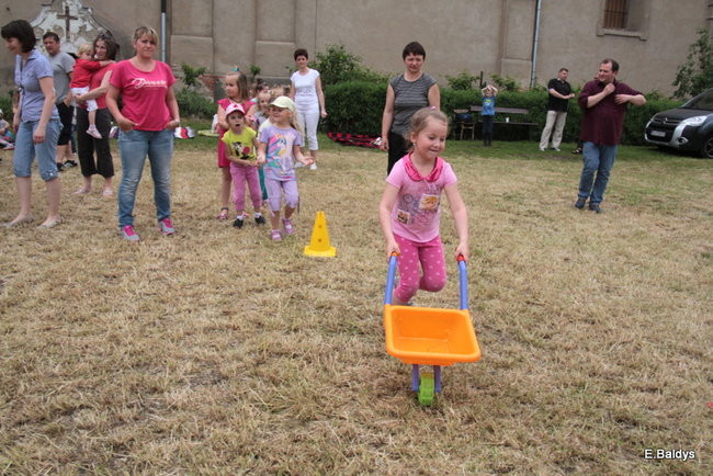 Bawili się w klasztornym ogrodzie (zdjęcia)