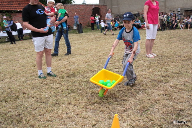 Bawili się w klasztornym ogrodzie (zdjęcia)