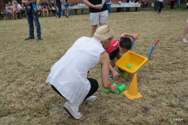 Bawili się w klasztornym ogrodzie (zdjęcia)