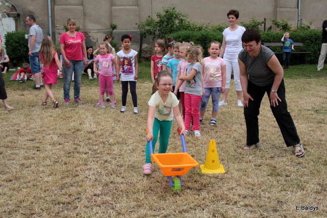 Bawili się w klasztornym ogrodzie (zdjęcia)