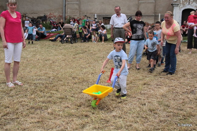 Bawili się w klasztornym ogrodzie (zdjęcia)