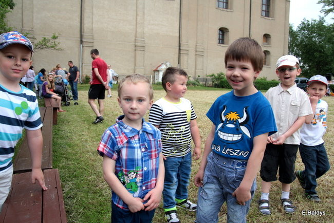 Bawili się w klasztornym ogrodzie (zdjęcia)