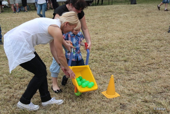 Bawili się w klasztornym ogrodzie (zdjęcia)