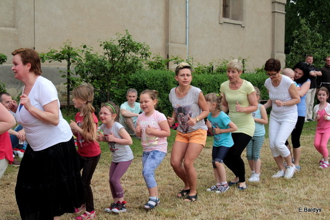 Bawili się w klasztornym ogrodzie (zdjęcia)