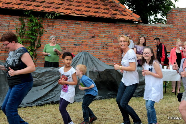 Bawili się w klasztornym ogrodzie (zdjęcia)