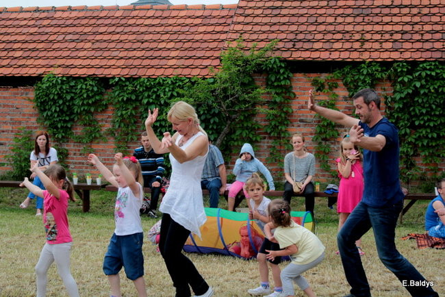 Bawili się w klasztornym ogrodzie (zdjęcia)