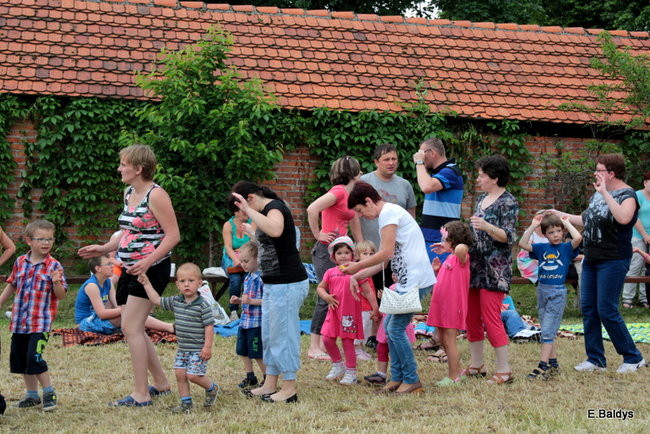 Bawili się w klasztornym ogrodzie (zdjęcia)