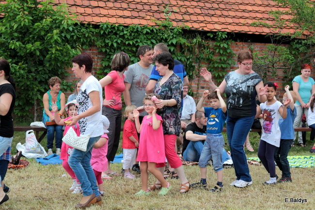 Bawili się w klasztornym ogrodzie (zdjęcia)