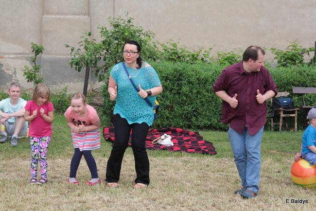 Bawili się w klasztornym ogrodzie (zdjęcia)