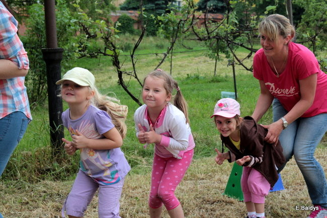 Bawili się w klasztornym ogrodzie (zdjęcia)