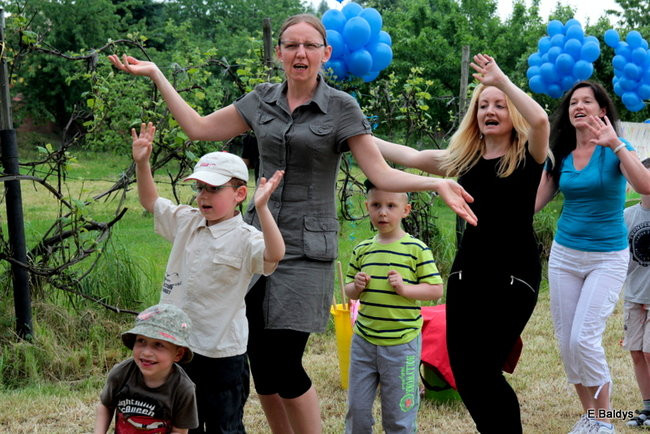 Bawili się w klasztornym ogrodzie (zdjęcia)