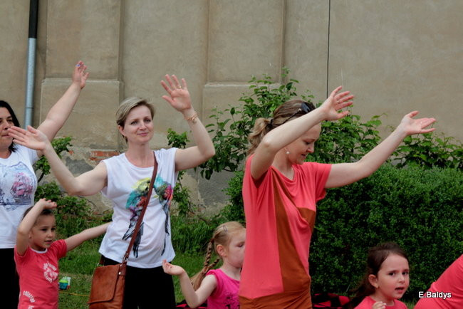 Bawili się w klasztornym ogrodzie (zdjęcia)