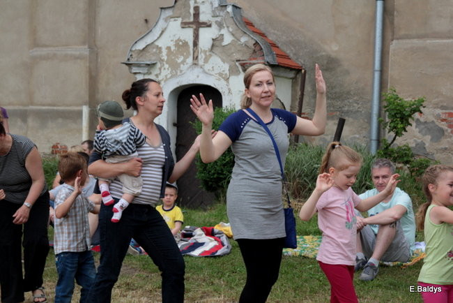 Bawili się w klasztornym ogrodzie (zdjęcia)