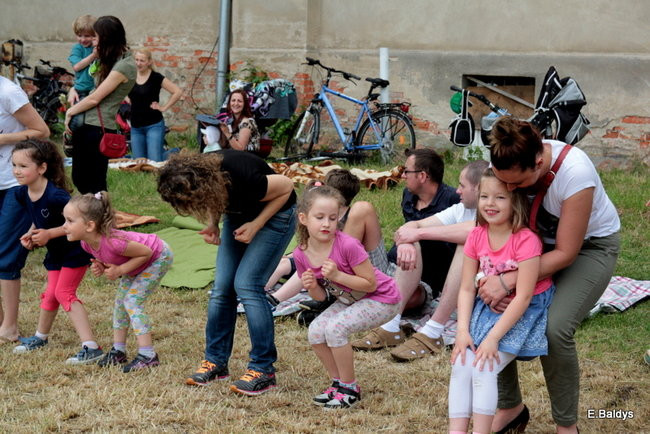 Bawili się w klasztornym ogrodzie (zdjęcia)