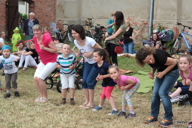 Bawili się w klasztornym ogrodzie (zdjęcia)