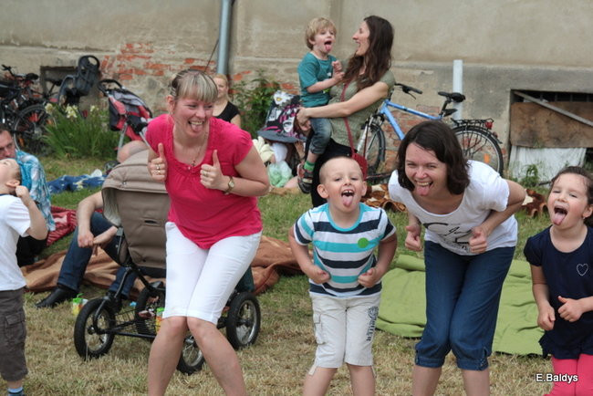 Bawili się w klasztornym ogrodzie (zdjęcia)