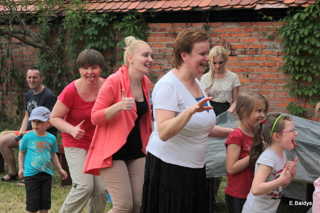 Bawili się w klasztornym ogrodzie (zdjęcia)