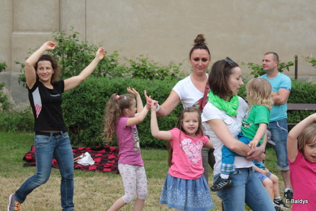 Bawili się w klasztornym ogrodzie (zdjęcia)