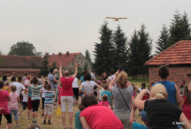 Bawili się w klasztornym ogrodzie (zdjęcia)