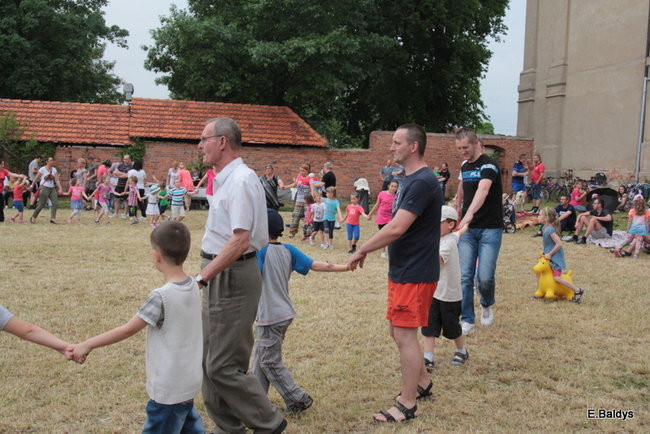 Bawili się w klasztornym ogrodzie (zdjęcia)