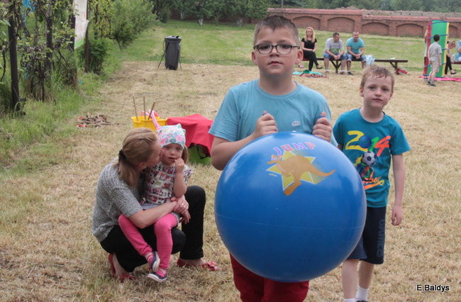 Bawili się w klasztornym ogrodzie (zdjęcia)