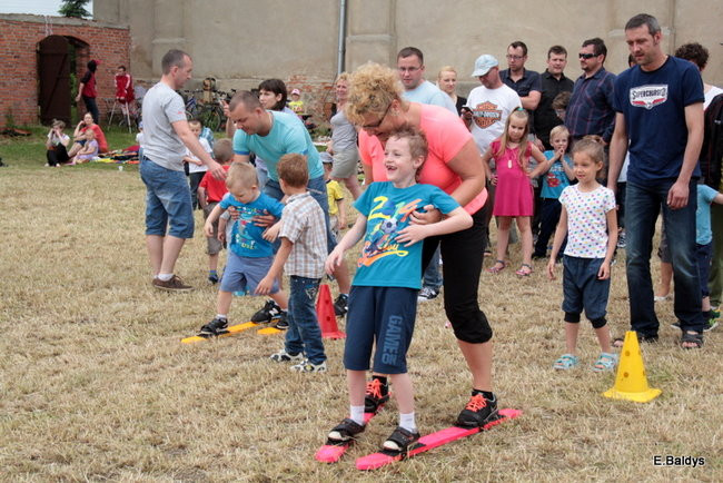 Bawili się w klasztornym ogrodzie (zdjęcia)