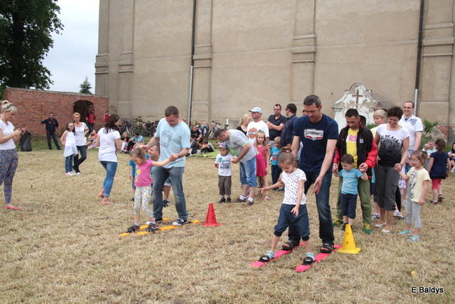 Bawili się w klasztornym ogrodzie (zdjęcia)